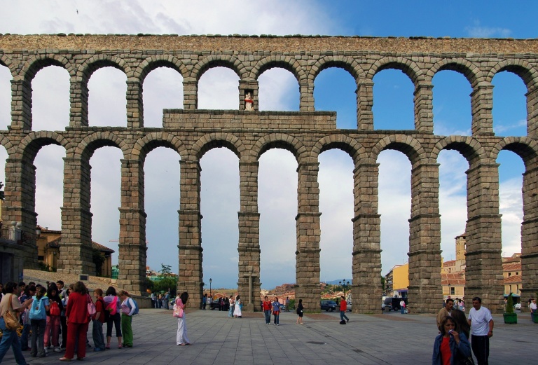 Segovia_Aqueduct_Frontal_Distant_1960_DxO